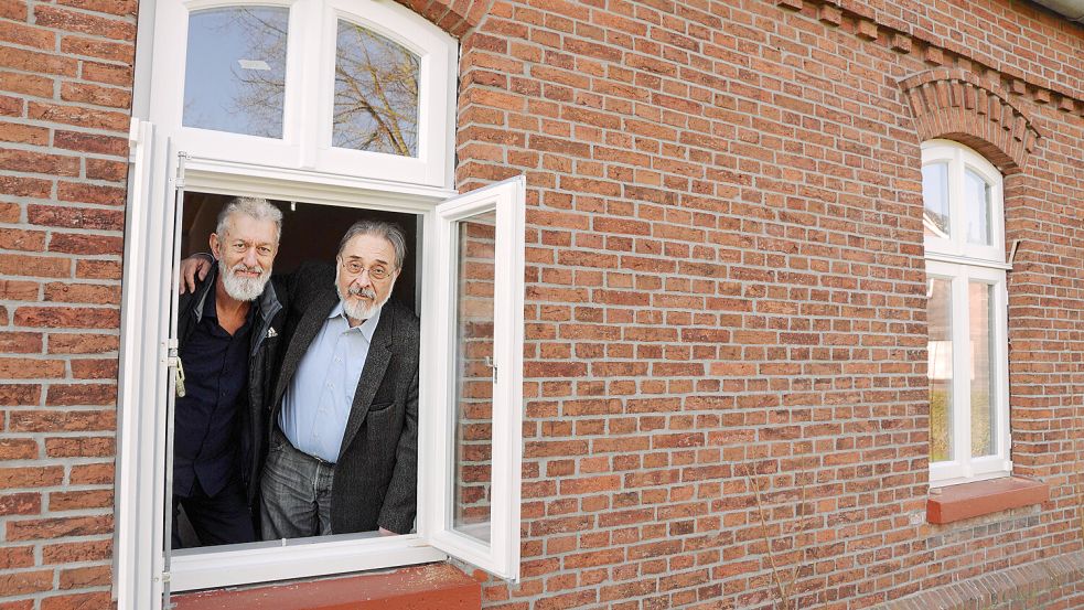 Die Vorstandsmitglieder Herbert Buß (links) und Jürgen Köpke sind von den neuen Fenstern begeistert. Foto: Karin Lüppen