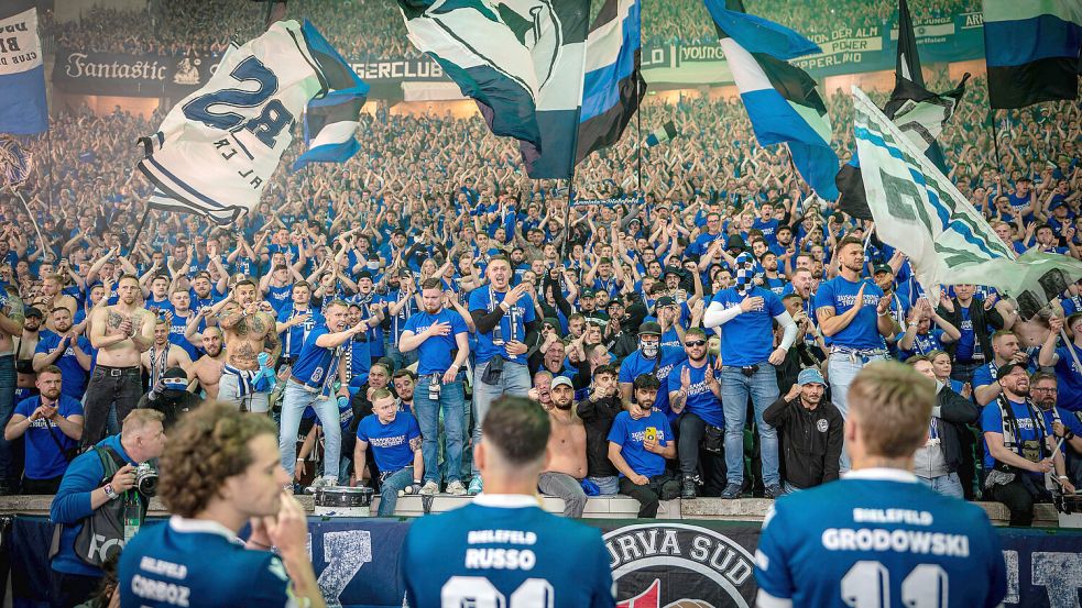 Herzschlag am Limit: Die Fans fiebern im Stadion mit beim DFB-Pokalfinale zwischen Arminia Bielefeld und dem VfB Stuttgart. Foto: IMAGO/camera4+
