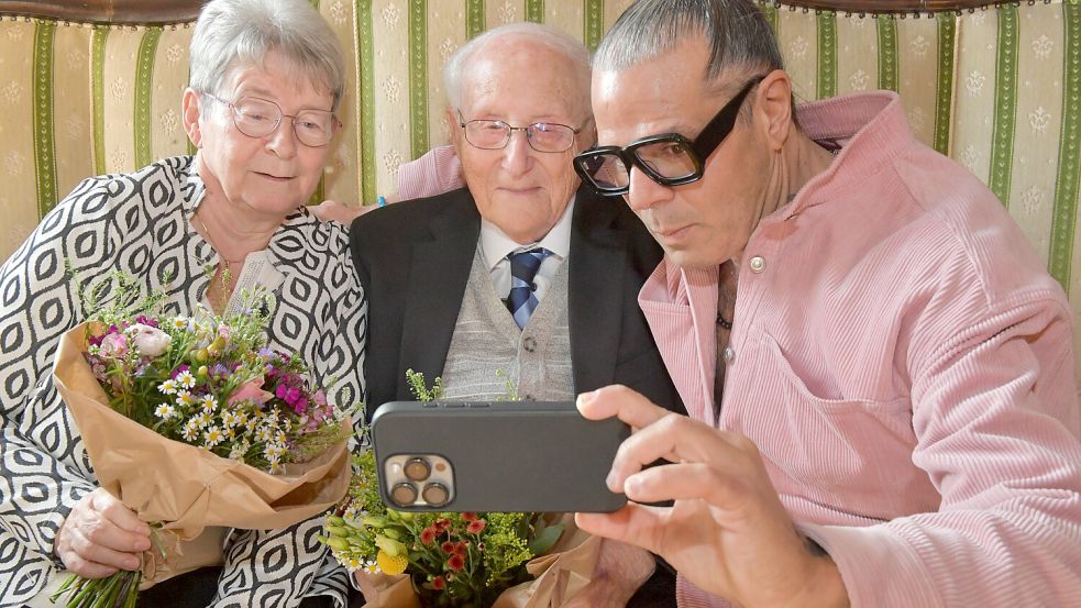 Gerda Dänekas, gute Freundin und Mitbewohnerin, und Künstler Luigi Toscano machten mit Albrecht Weinberg beim 100. Geburtstag ein Selfie. Foto: Klaus Ortgies/Archiv
