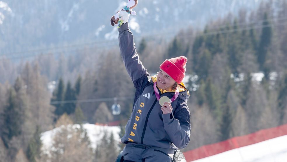 Erstes deutsches Gold: Anna-Lena Forster mit ihrer Medaille. Foto: Philipp von Ditfurth/dpa