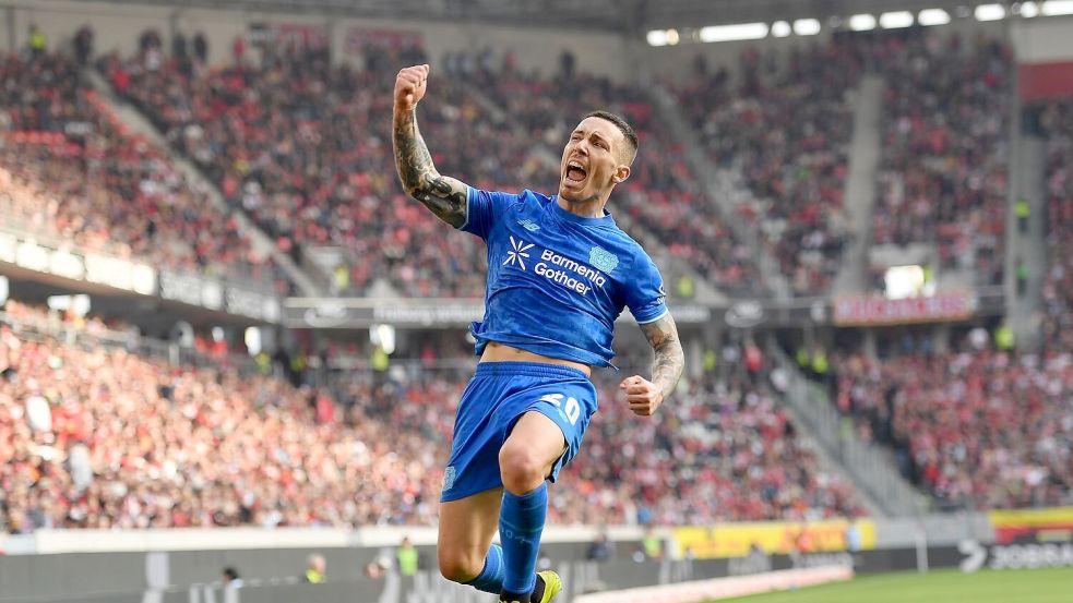 Schlug wieder mal per Freistoß zu: Bayers Alejandro Grimaldo. Foto: Achim Keller