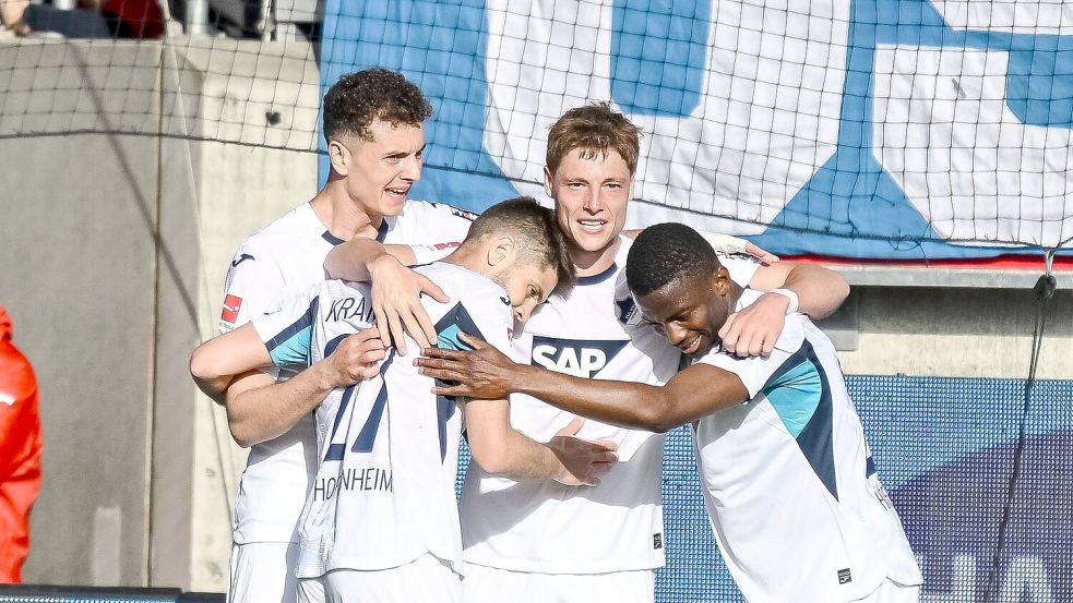 Torschütze Alexander Prass lässt sich von seinen Teamkollegen feiern. Foto: Harry Langer