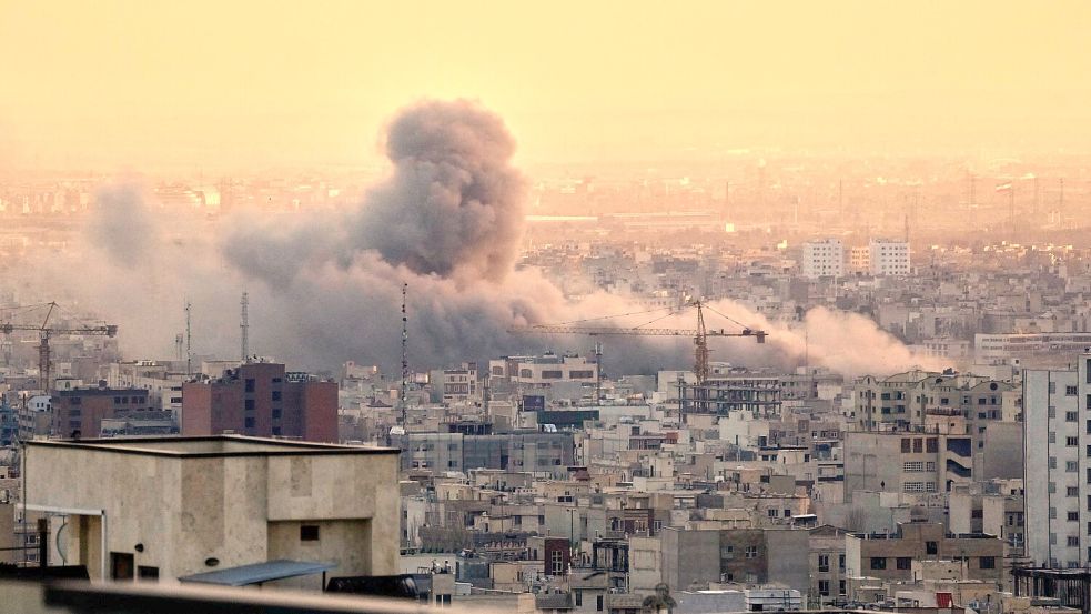 Die USA und Israel setzen ihre Angriffe auf den Iran fort. (Archivbild) Foto: Vahid Salemi/AP/dpa