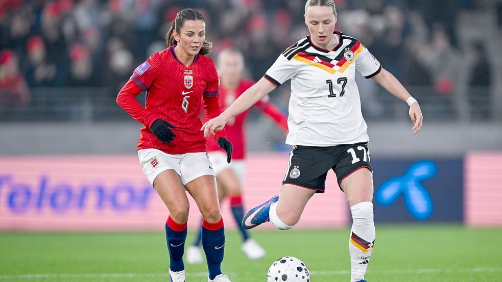 DFB-Verteidigerin Franziska Kett (r) machte über die linke Seite viel Tempo. Foto: Carina Johansen/NTB/dpa