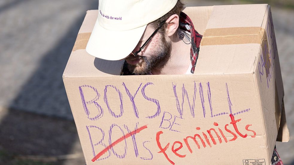 Boys will be Boys? Ein Teilnehmer einer Frauentagsdemonstration spricht sich dafür aus, dass Jungs lieber Feministen werden. (Archivbild) Foto: Hannes P Albert
