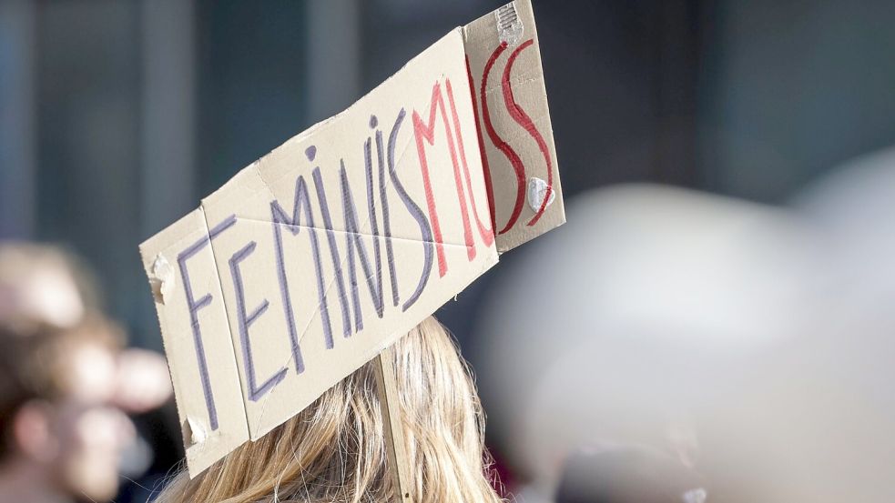 Feminis-muss? Rund 26 Prozent der Jungen sehen das laut einer Studie komplett anders. (Archivbild) Foto: Focke Strangmann