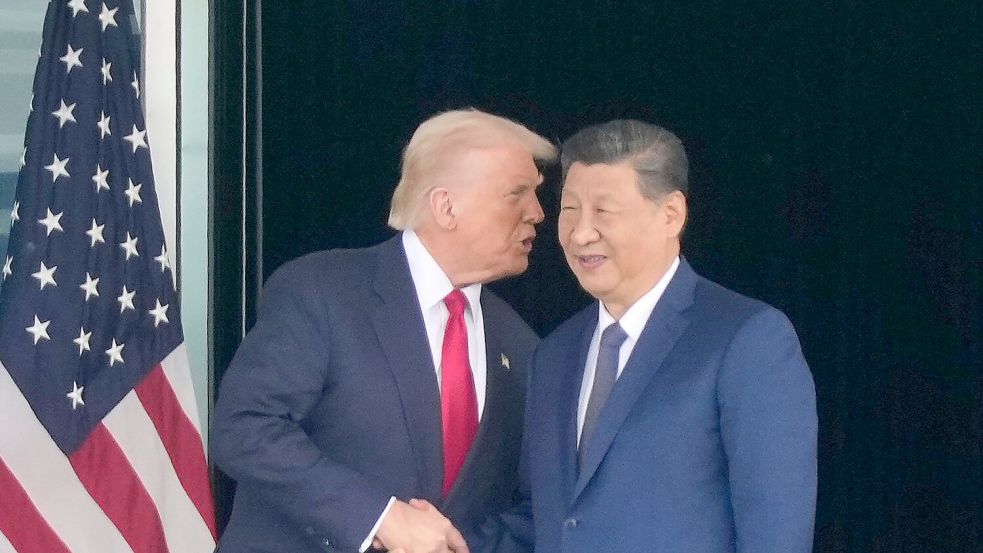 US-Präsident Trump und Chinas Staatschef Xi hatten sich vor Monaten in Südkorea getroffen. (Archivbild) Foto: Mark Schiefelbein/AP/dpa