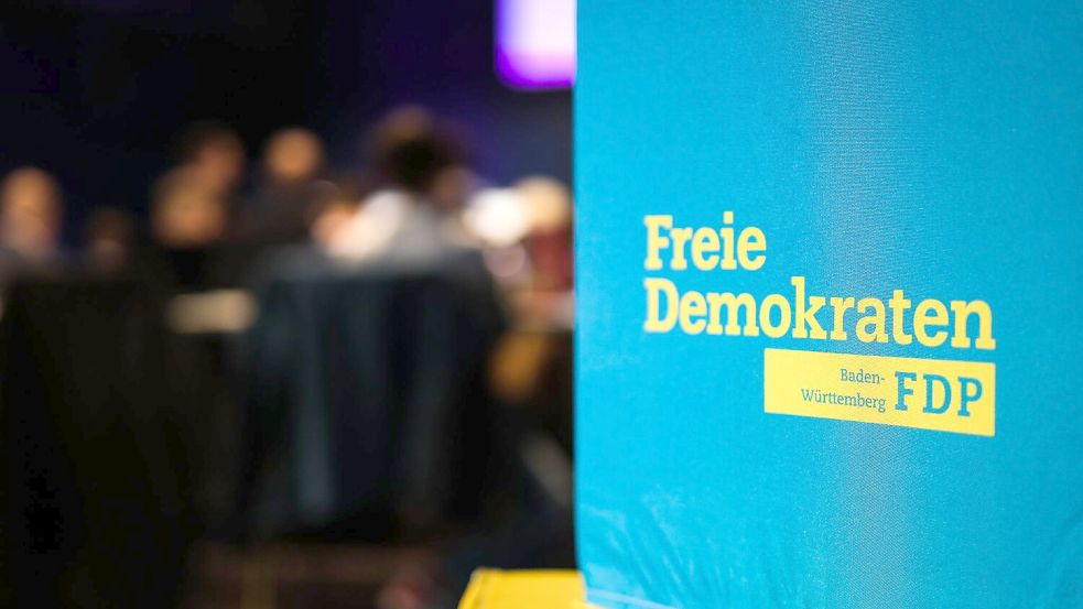 Das Logo der FDP Baden-Württemberg ist während des Landeshauptausschusses der FDP Baden-Württemberg auf einem Sitzwürfel zu sehen. Foto: Christoph Schmidt