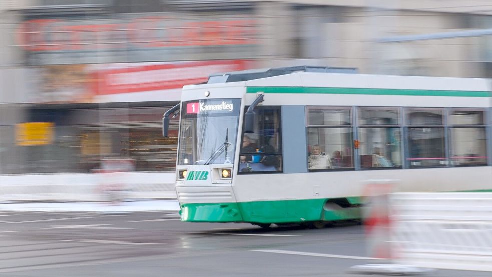 Die Frau geriet an einer Haltestelle in Magdeburg unter eine einfahrende Straßenbahn. (Symbolbild) Foto: Klaus-Dietmar Gabbert