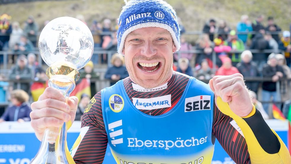 Felix Loch jubelt mit der Kristallkugel für den Gesamtweltcupsieg. Foto: Robert Michael