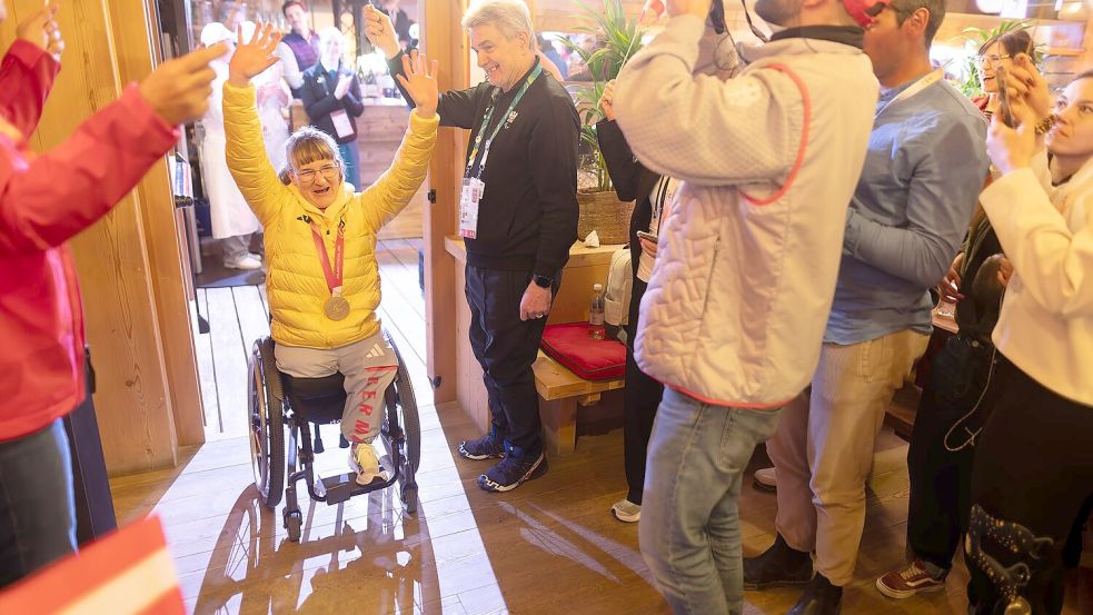 Anna-Lena Forster wird gefeiert. Foto: Philipp von Ditfurth/dpa