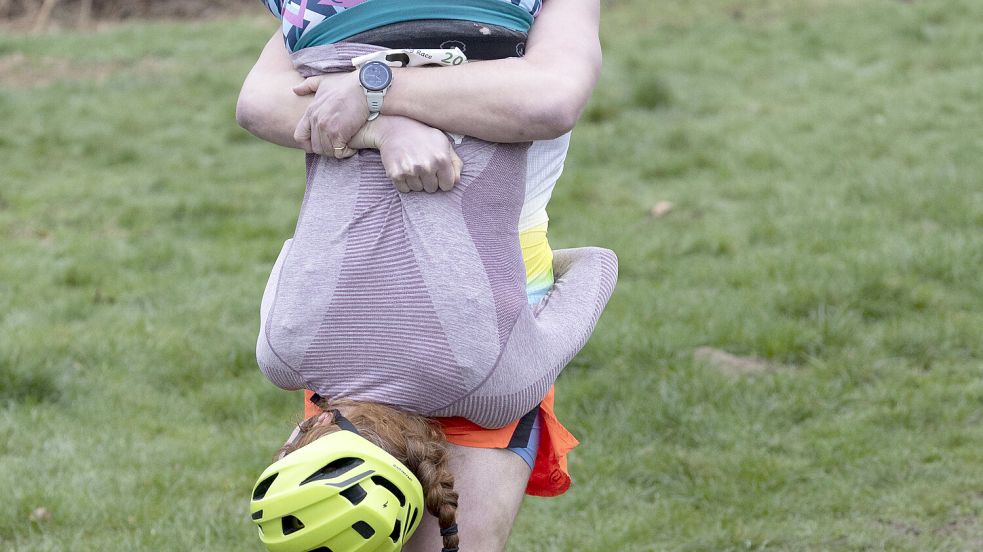 Über Hügel und Heuballen: Das Frauentragen ist ein wahrer Kraftakt. Foto: IMAGO/i Images