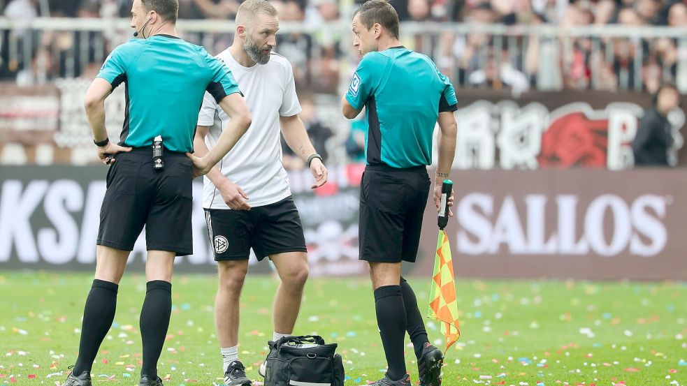 Musste verletzt ausgewechselt werden: Schiedsrichter-Assistent Christian Dietz (r). Foto: Frank Molter