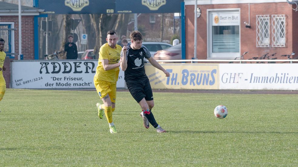Manuel Suda (links) wechselte im Winter von Firrel nach Leer und erzielte im zweiten Spiel nun sein erstes Tor für Germania. Foto: Heiner Lohmann
