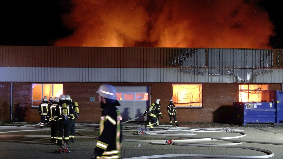 Die Lagerhalle wurde durch die Flammen zerstört. Foto: Nonstopnews