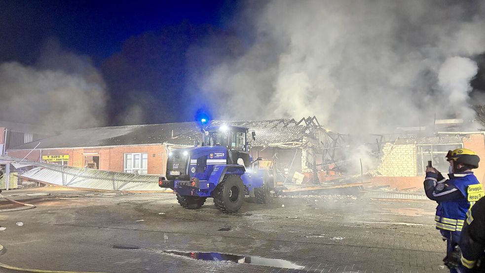 Mithilfe eines Radladers des THWs konnte auch das zum Teil eingestürzte Dach geräumt werden. Foto: Simon Binoit/Feuerwehr