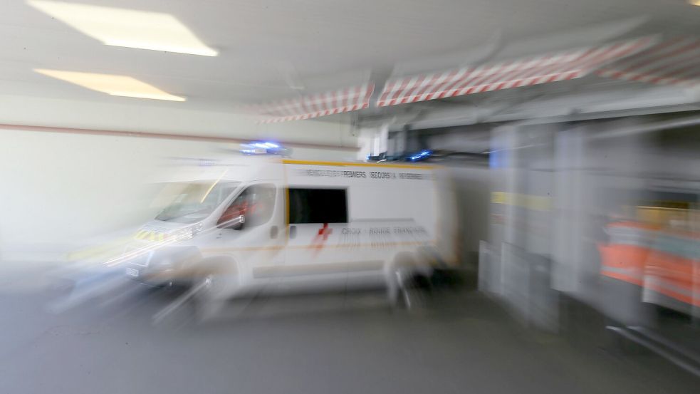 Zu schnelles Fahren und Lachgas-Konsum dürften laut Staatsanwaltschaft die Ursachen für einen tödlichen Autounfall in Frankreich sein. (Archivbild) Foto: David Vincent/AP/dpa