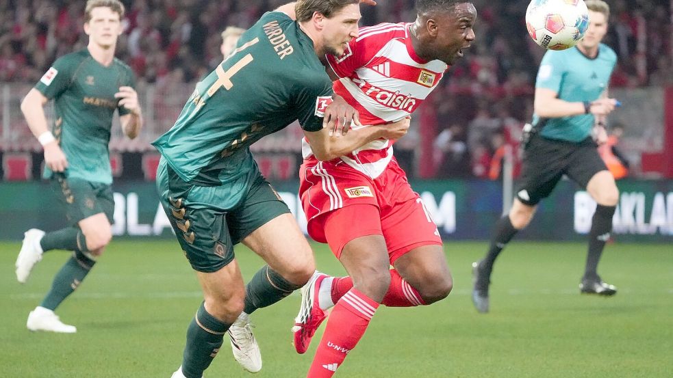 Starks (l) Foul an Ansah führte zum Strafstoß. Foto: Soeren Stache