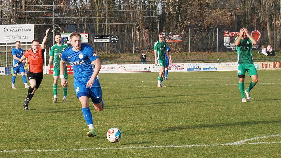 Keno Buß, hier auf dem Weg zum 2:0, erzielte beim 2:1 gegen Vechta beide Treffer. Ein Spieler der Gäste (ganz rechts) sieht in dieser Szene das Unheil für seine Mannschaft bereits kommen. Foto: Marco Reemts