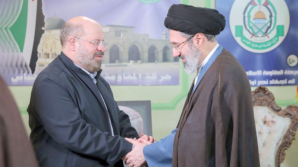 Ali Chameneis Sohn Modschtaba (r.) ist zum neuem Religionsführer gewählt worden. (Archivbild) Foto: Iranian Supreme Leader’s Office
