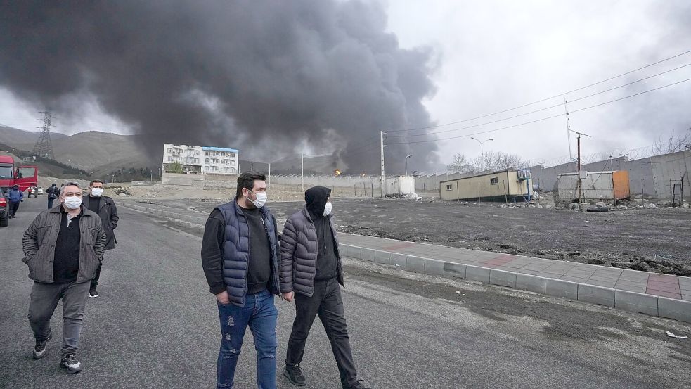 Nach der Bombardierung eines Öllagers durch Israel hat sich der Himmel in Teilen Teherans verdunkelt. Foto: Vahid Salemi/AP/dpa