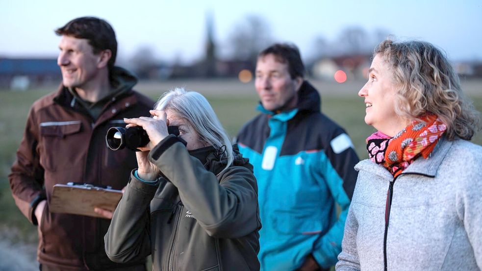 Freiwillige Helfer begleiten Umweltwissenschaftler Marcel Holy bei der Rebhuhn-Zählung. Sie sammeln dabei Erfahrungen, den Revierruf des Hahnes zu erkennen. Ein Nachtsichtgerät ist bei dieser Runde ein weiteres Hilfsmittel neben dem Lautsprecher. Foto: David-Wolfgang Ebener