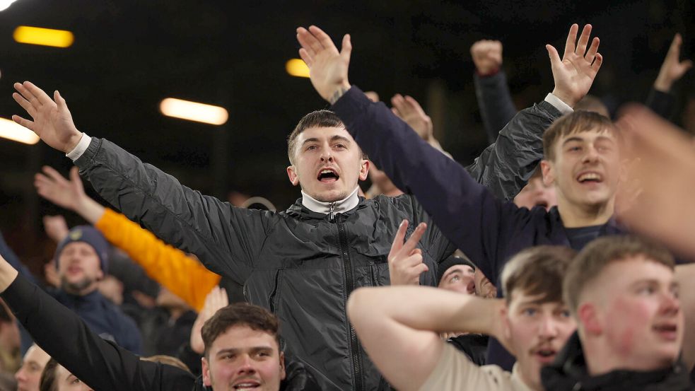 Mehr als nur Support: Warum unsere Auswärtsfans der echte „zwölfte Mann“ auf dem Rasen sind. Foto: IMAGO/MIxNews