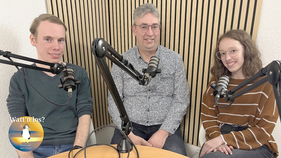 Björn Klüver (links) und Madita Janßen bei der Podcast-Aufnahme mit Frank Janßen. Foto: Deike Terhorst