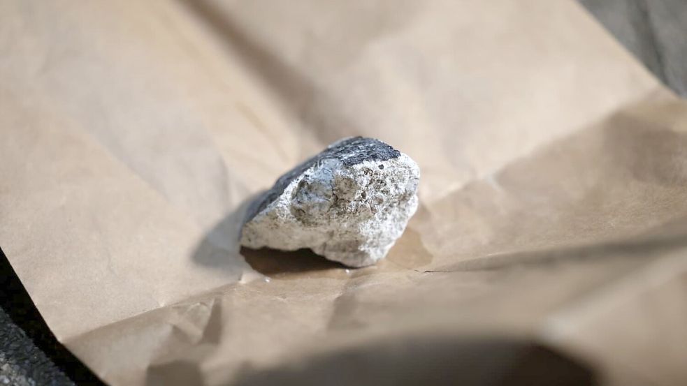 Der Meteorit ist in ein Hausdach eingeschlagen. Foto: Thomas Frey