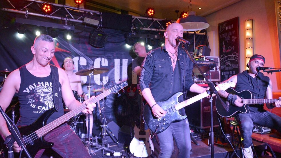 Accuracy sorgten mit Rockklassikern in der Barcelona für Stimmung. Allerdings kamen nicht alle Fans in den Genuss des Auftritts. Das Lokal war zeitweise so überlaufen, dass der Türsteher keine Leute mehr einließ. Foto: Karin Eden