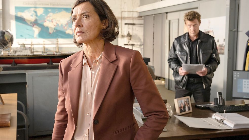 Ulrike Folkerts, bekannt als Tatort-Kommissarin, spielt in „Schiffe schrotten“ eine Reederei-Chefin, die hier von Henkk Cassens befragt wird. Foto: Michael Kötschau/ZDF/dpa