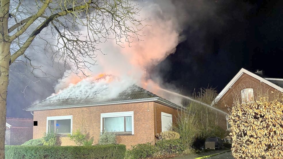 Der Dachstuhl eines Einfamilienhauses in Leer brannte vollständig aus. Foto: Feuerwehr