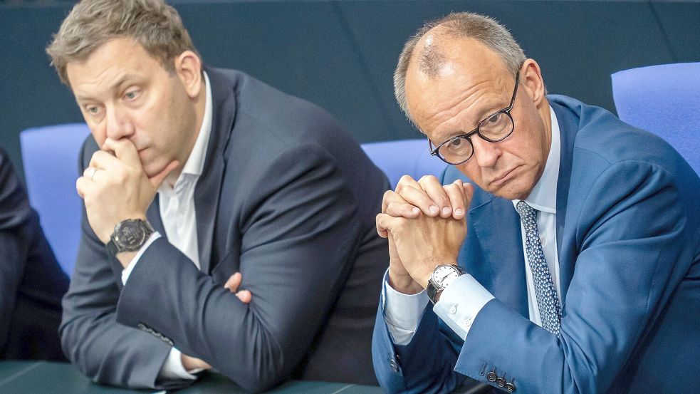 Möchten diese Wahl in Baden-Württemberg am liebsten schnell hinter sich lassen: SPD-Chef Lars Klingbeil und CDU-Chef Friedrich Merz. Für die SPD war sie ein Desaster, die CDU gab einen sicher geglaubten Sieg preis. Foto: Michael Kappeler