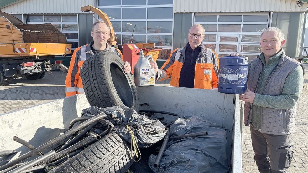 Holger Brandt (von links), Udo Haskamp und Frank Kappernagel ärgern sich über wilde Müllkippen. Fotos: Dirk Hellmers