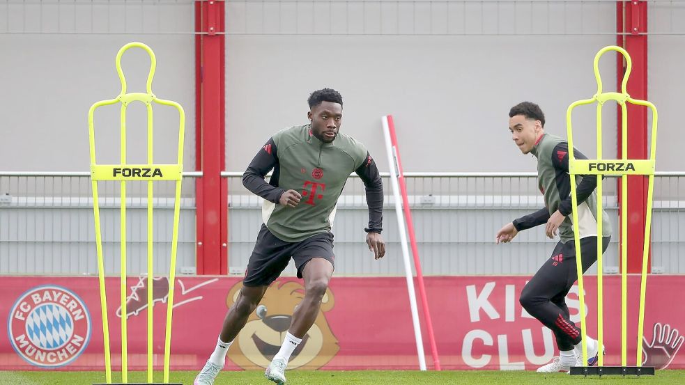 Alphonso Davies (l) und Jamal Musiala im Abschlusstraining. Foto: Philippe Ruiz