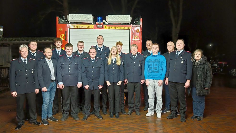 Bei der Jahreshauptversammlung der Freiwilligen Feuerwehr Breinermoor stellten sich Geehrte, Gäste und Verantwortliche zu einem Gruppenfoto auf. Das Foto zeigt (v. l.): Rainer Schulte, Ortsbrandmeister Janick Müller, Fachbereichsleiter Florian Tautrich, Tamme Ütrecht, Mirco de Groot, Jannik de Groot, Leon Hoyten, Christian Schulte, Jennifer Müller, Robert Rademacher, Eilert Grünefeld, Gemeindebrandmeister Frank Harms, Joel König, Mario Schaa, Bernd Grünefeld und die Feuerwehrausschussvorsitzende Gaby Ostholthoff. Foto: Feuerwehr Westoverledingen