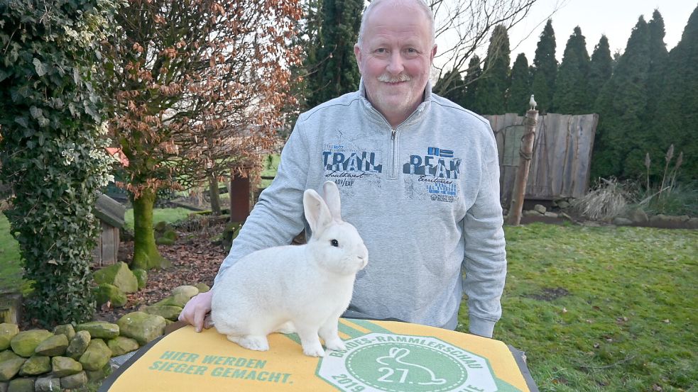 Mit einer Häsin der Rasse „Schwarzgrannen“ erhielt Gerrit Steenhoff die Bewertung „Vorzüglich“ und errang damit den Bundessieger-Titel. Das Foto zeigt den Züchter mit seinem Tier. Foto: Holger Weers