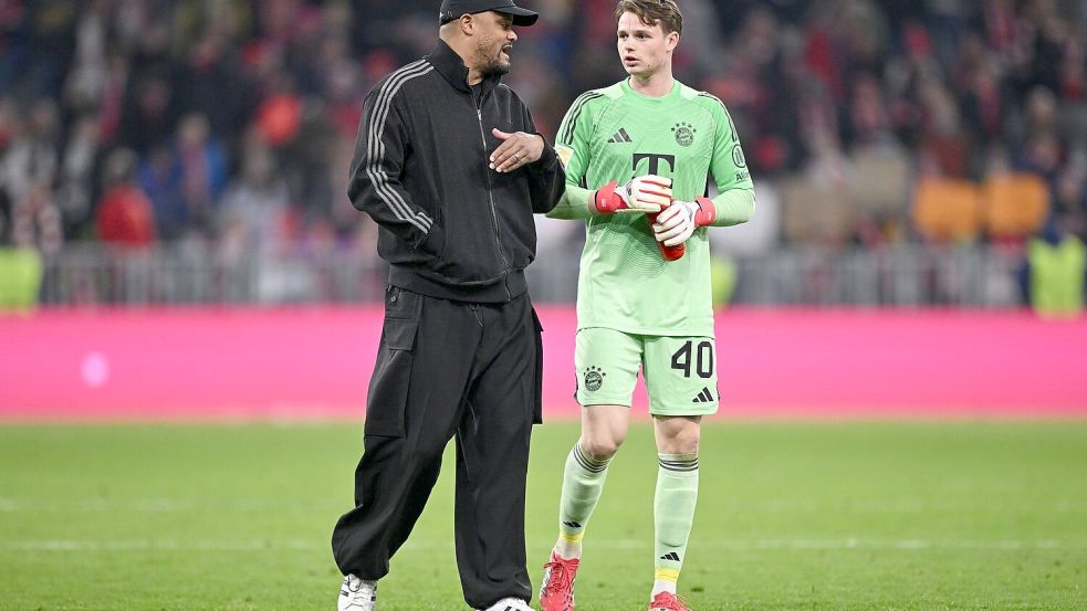 Trainer Vincent Kompany wird auch in Bergamo auf Torhüter Jonas Urbig (r) setzen. Foto: Harry Langer