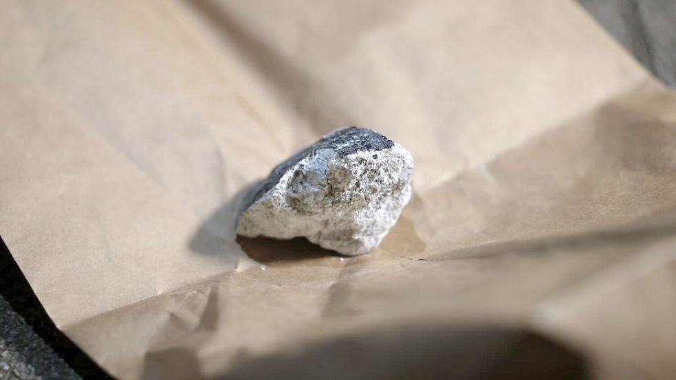 Dieses Meteoritenstück hinterließ ein Loch in einem Hausdach. Foto: Thomas Frey