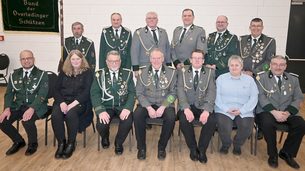 Der Vorstand des Kreisverbandes Bund der Overledinger Schützen stellte sich nach der Jahreshauptversammlung zu einem gemeinsamen Foto auf: (stehend von links) Gerd-Artur Wilts, Klaus de Boer, Jörg Priet, Thomas Dalloff, Stefan Drathjer, Wolfgang Kramer sowie (sitzend von links) Sascha Thomßen, Birgit Gerdes, Werner Thomßen, Karl-Gerhard Laaken, Ludger Meinders, Ulrike Wichers und Udo Griepenburg. Foto: Holger Weers