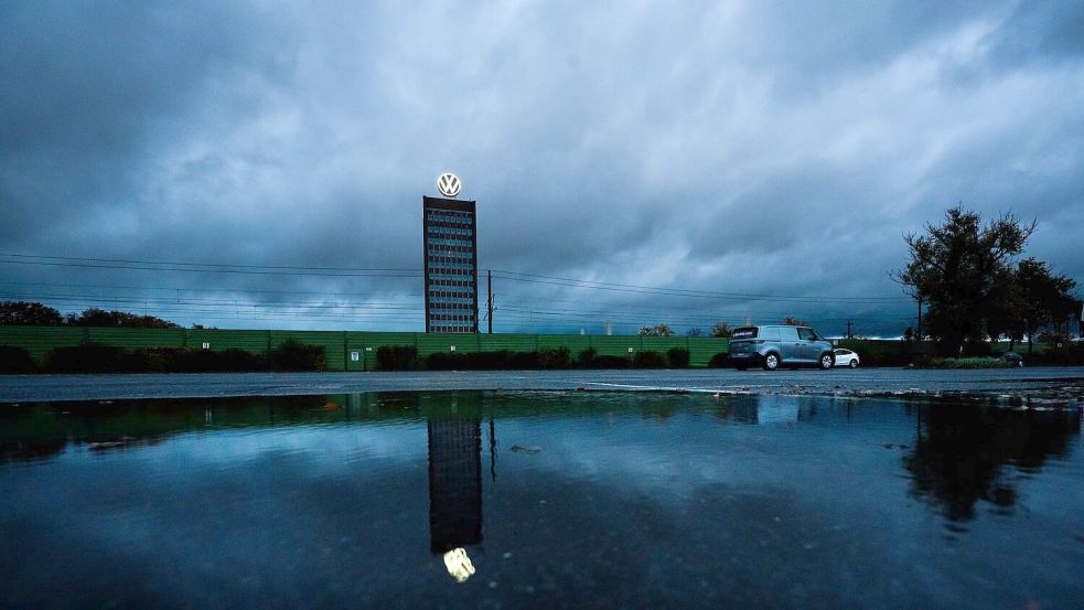 Dunkle Wolken über Wolfsburg: Der VW-Konzen hat 2025 einen drastischen Gewinneinbruch erlitten. (Archivbild) Foto: Julian Stratenschulte