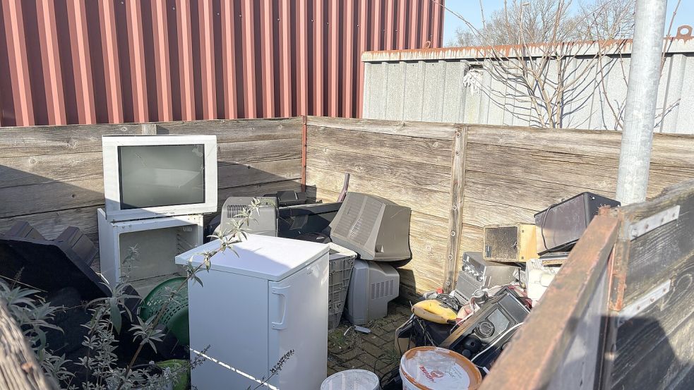 Röhrenfernseher und andere Elektrogeräte gehören zu den Fundstücken auf wilden Müllkippen.