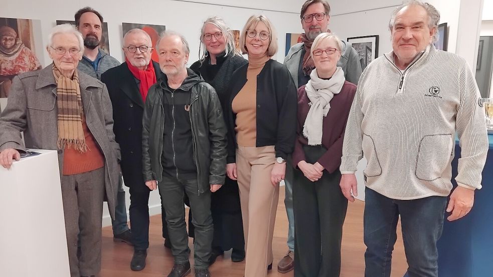 Jens Springhorn (von links), Marinus van Zoggel, Jörg Furch, Benedikt Heisterhoff, Maike Vará, Carmen Vietor, Frank Niedermeyer, Sylvia Laing und Peter Boesken feierten die Ausstellungseröffnung. Foto: Clarissa Scherzer