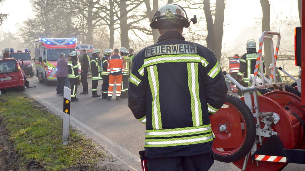 Zu einem Frontalzusammenstoß zweier Fahrzeuge kam es am Dienstagmorgen auf der Bundesstraße 438 zwischen den Rhauderfehner Ortschaften Collinghorst und Marienheil. Polizei, Feuerwehr, Rettungsdienst und Notarzt sind vor Ort. Foto: Astrid Fertig