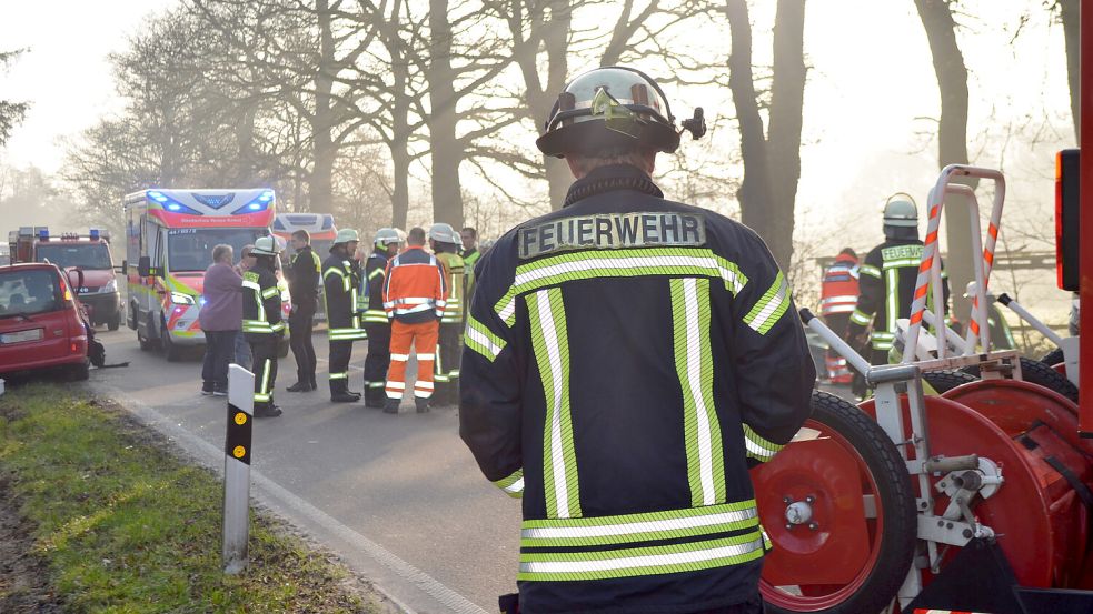Zu einem Frontalzusammenstoß zweier Fahrzeuge kam es am Dienstagmorgen auf der Bundesstraße 438 zwischen den Rhauderfehner Ortschaften Collinghorst und Marienheil. Polizei, Feuerwehr, Rettungsdienst und Notarzt sind vor Ort. Foto: Astrid Fertig