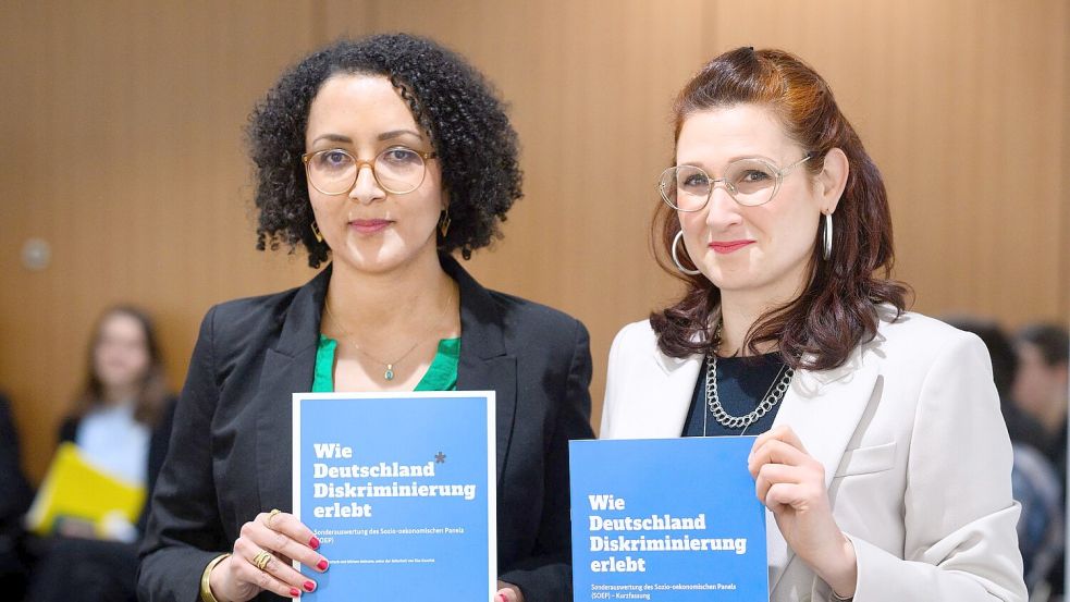 Die Unabhängige Bundesbeauftragte für Antidiskriminierung, Ferda Ataman, sagt: „Das Ausmaß an Diskriminierung ist eine Belastungsprobe für unser Land.“ Foto: Bernd von Jutrczenka/dpa