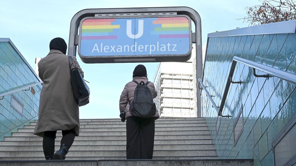 Die Befragung zeigt: Auf der Straße und in öffentlichen Verkehrsmitteln erleben Menschen häufig Diskriminierung. (Symbolbild) Foto: Elisa Schu/dpa