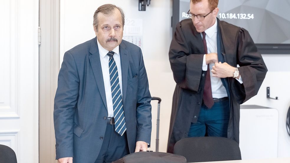 Professor Dr. Roland Wiesendanger (links) mit seinem Anwalt Dr. Lucas Brost, hier auf einem Foto aus dem Jahr 2022. Foto: dpa/Markus Scholz