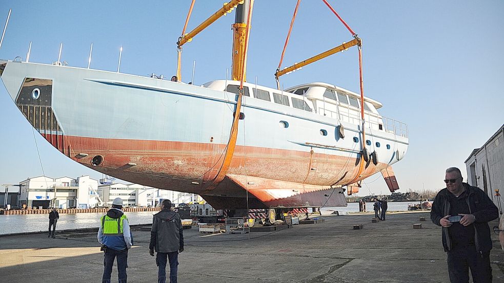 Eine Motorjacht solch eines Kalibers sieht man auch im Leeraner Hafen selten. Foto: Bodo Wolters