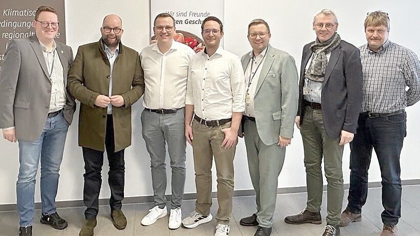 Austausch zur Betriebserweiterung (von links): Dirk Gehrmann, Landrat Johann Wimberg, Tobias Niemeyer, Stefan Potgeter, Bürgermeister Nils Anhuth, Ansgar Meyer und Hans Schulte. Foto: Bell Deutschland.